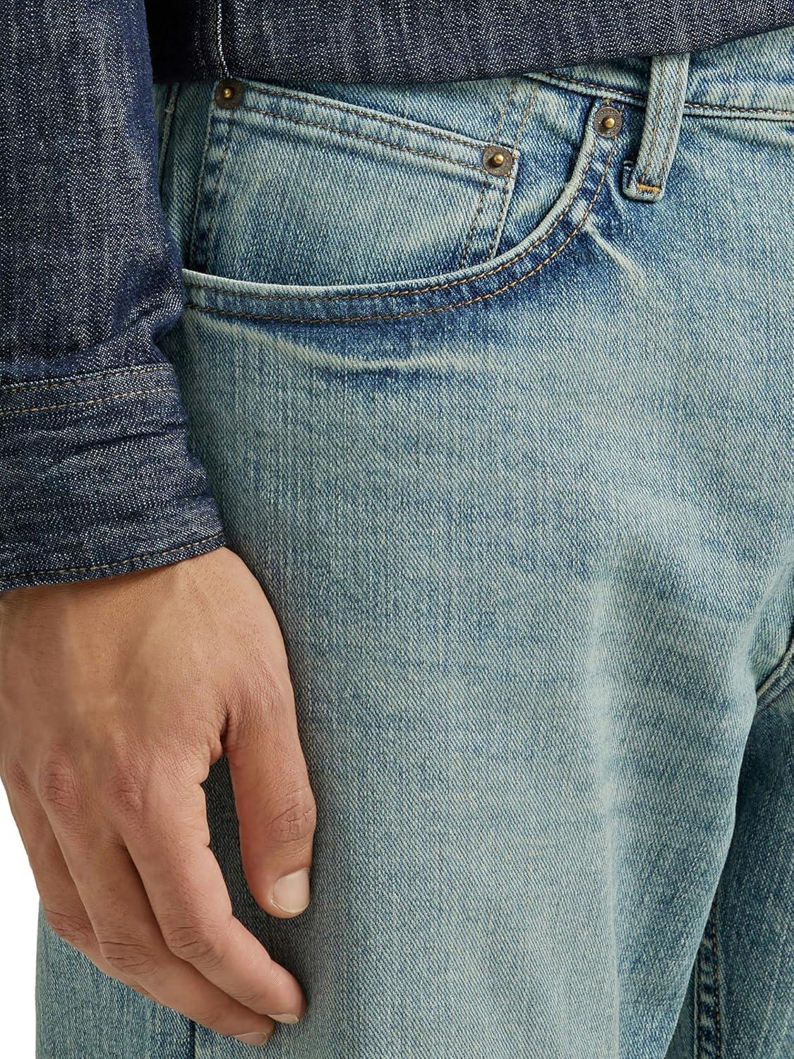 imageWrangler Mens Free to Stretch Relaxed Fit Bootcut JeanLight Wash