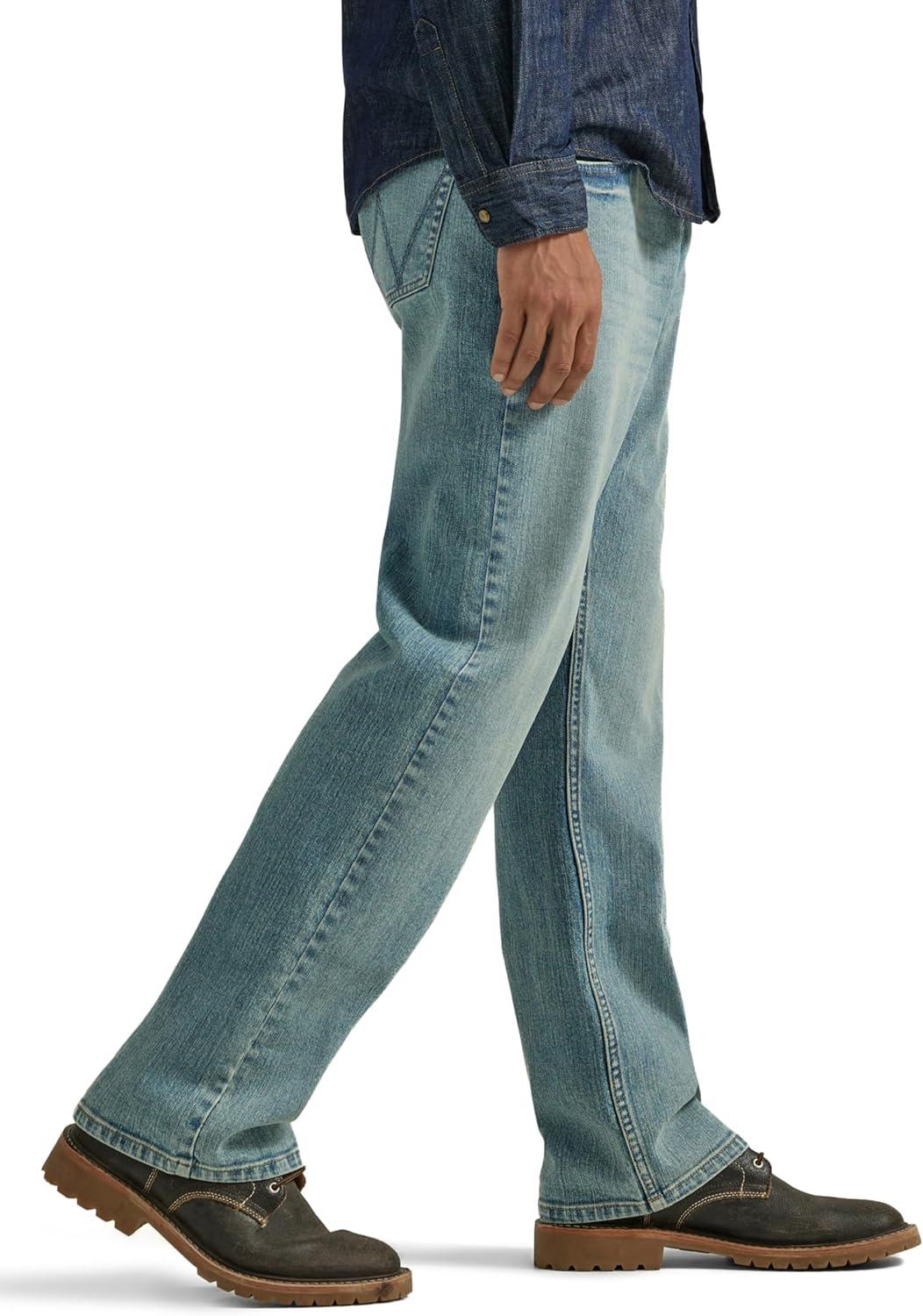 imageWrangler Mens Free to Stretch Relaxed Fit Bootcut JeanLight Wash