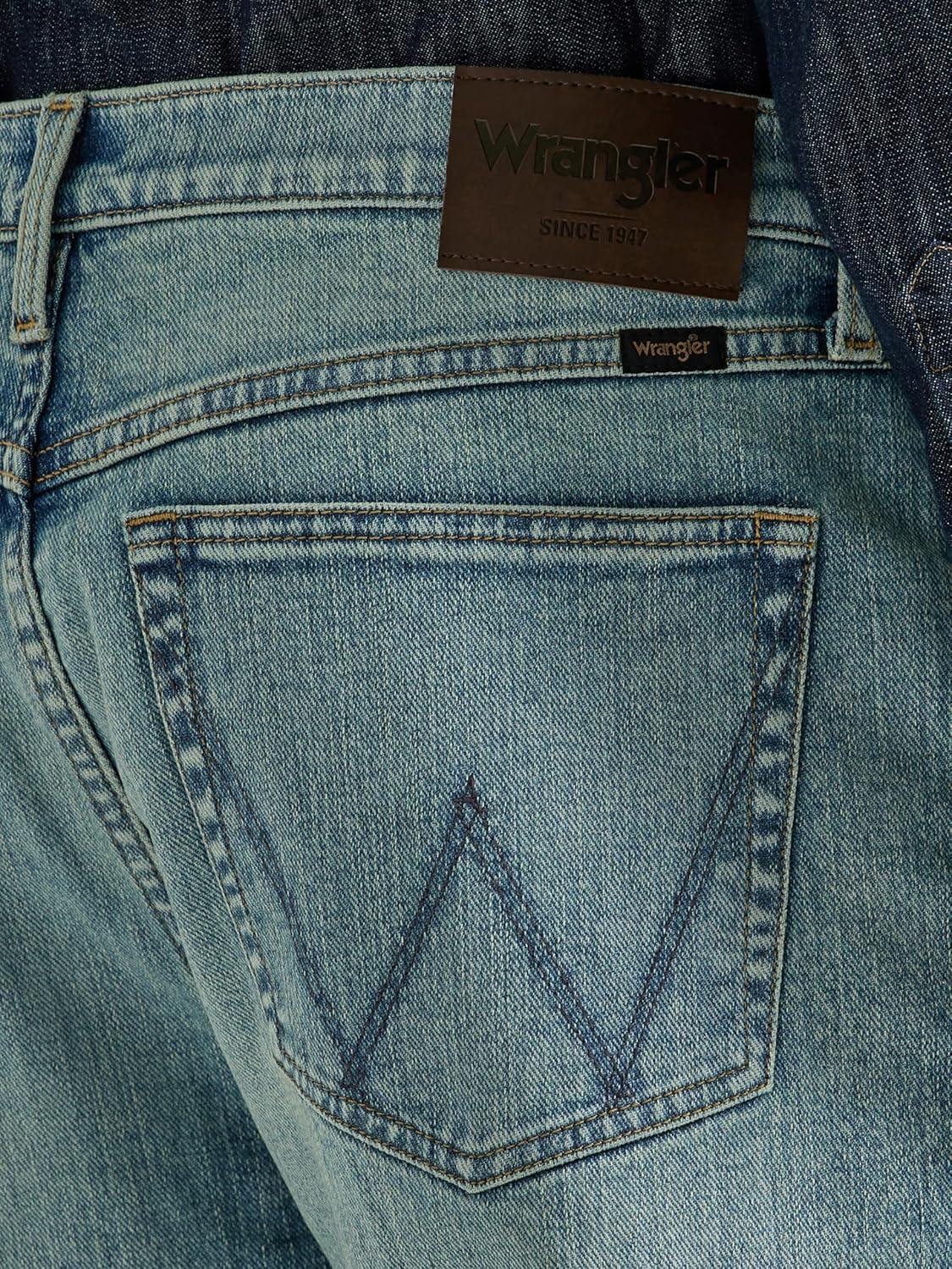 imageWrangler Mens Free to Stretch Relaxed Fit Bootcut JeanLight Wash